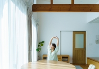 財布と積み木の家の写真