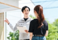 財布と積み木の家の写真