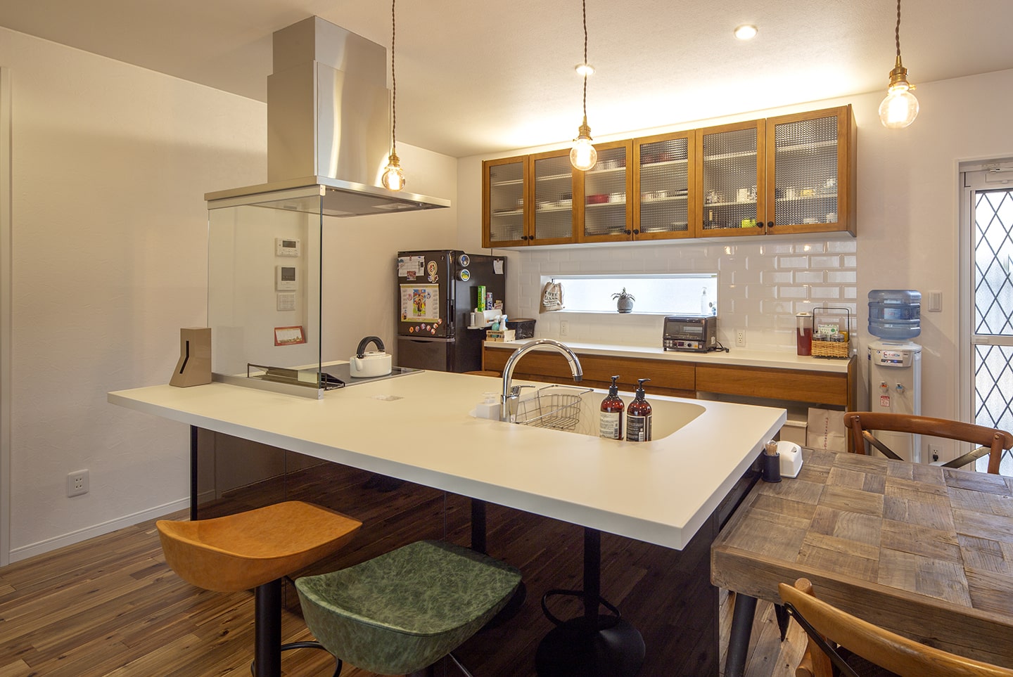 遊び心のある家のDining Kitchen