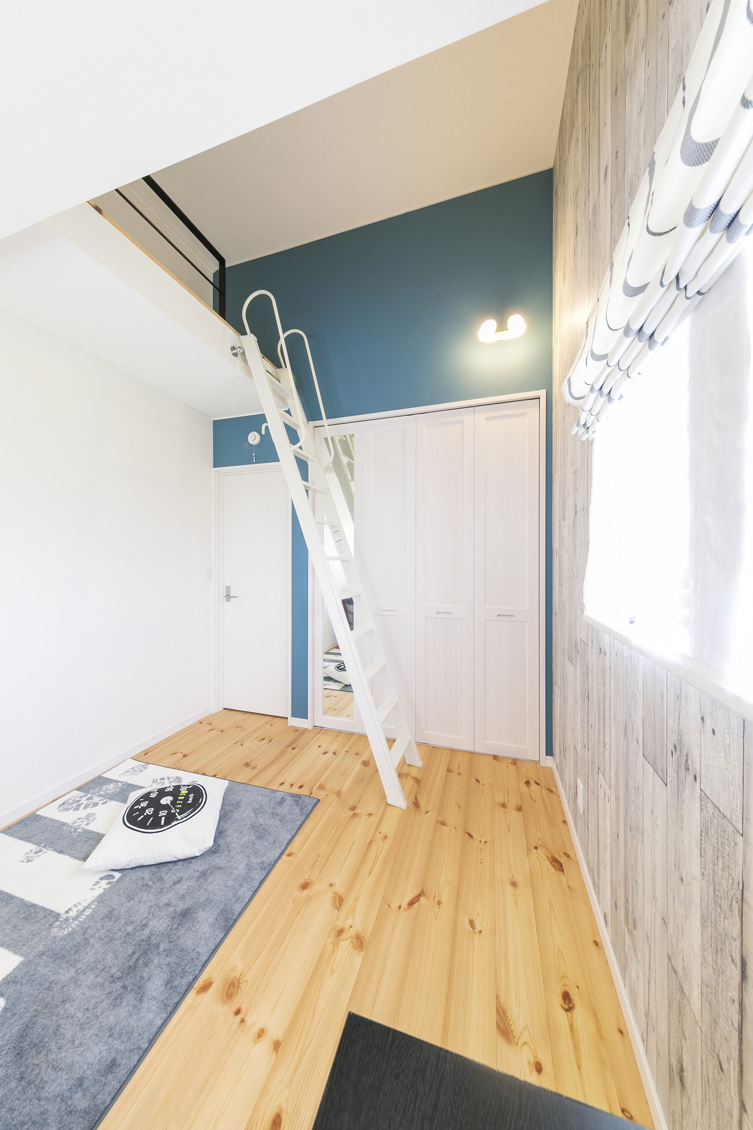 黒×白のガレージのある家の Kids room