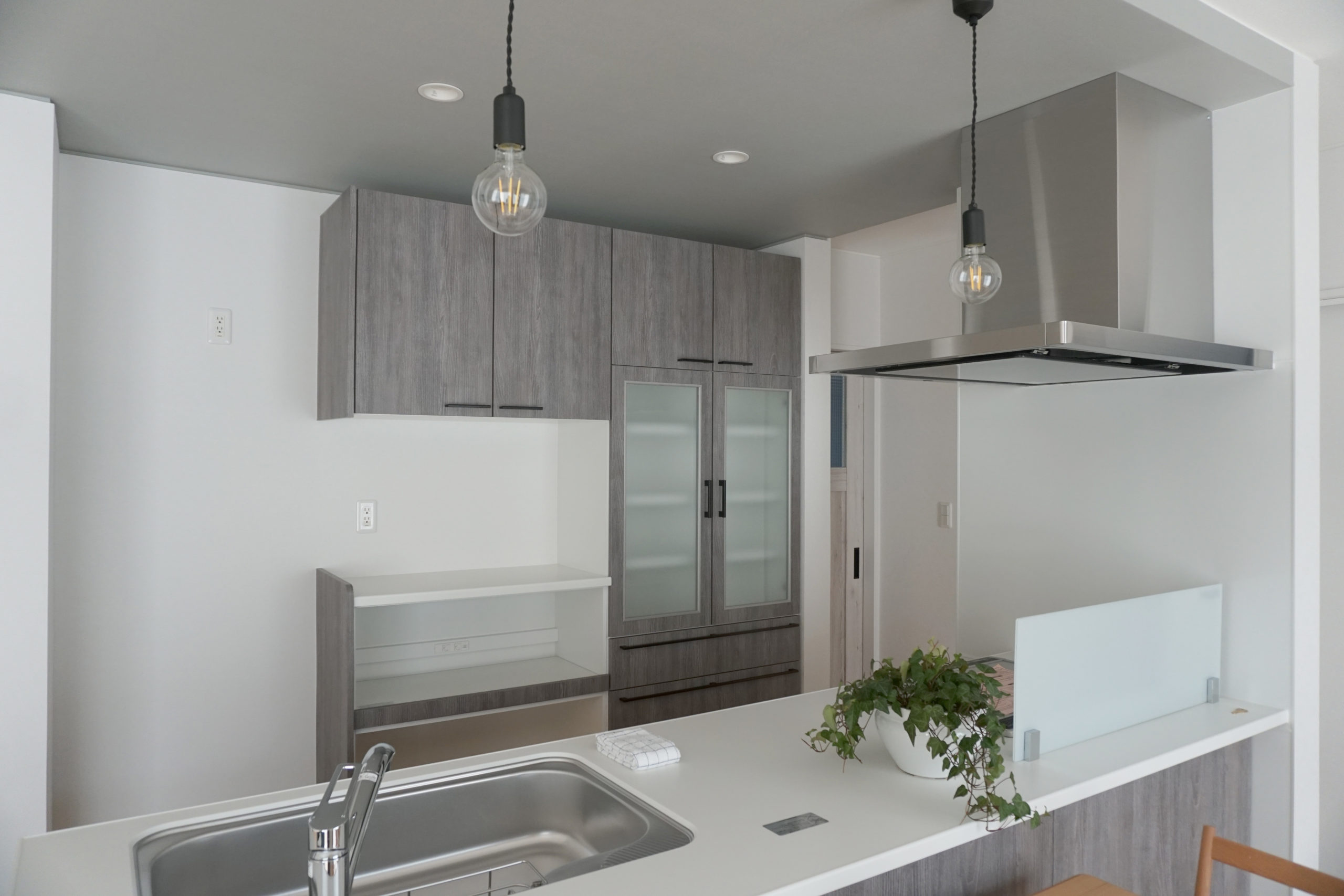 光の差し込む家の Kitchen
