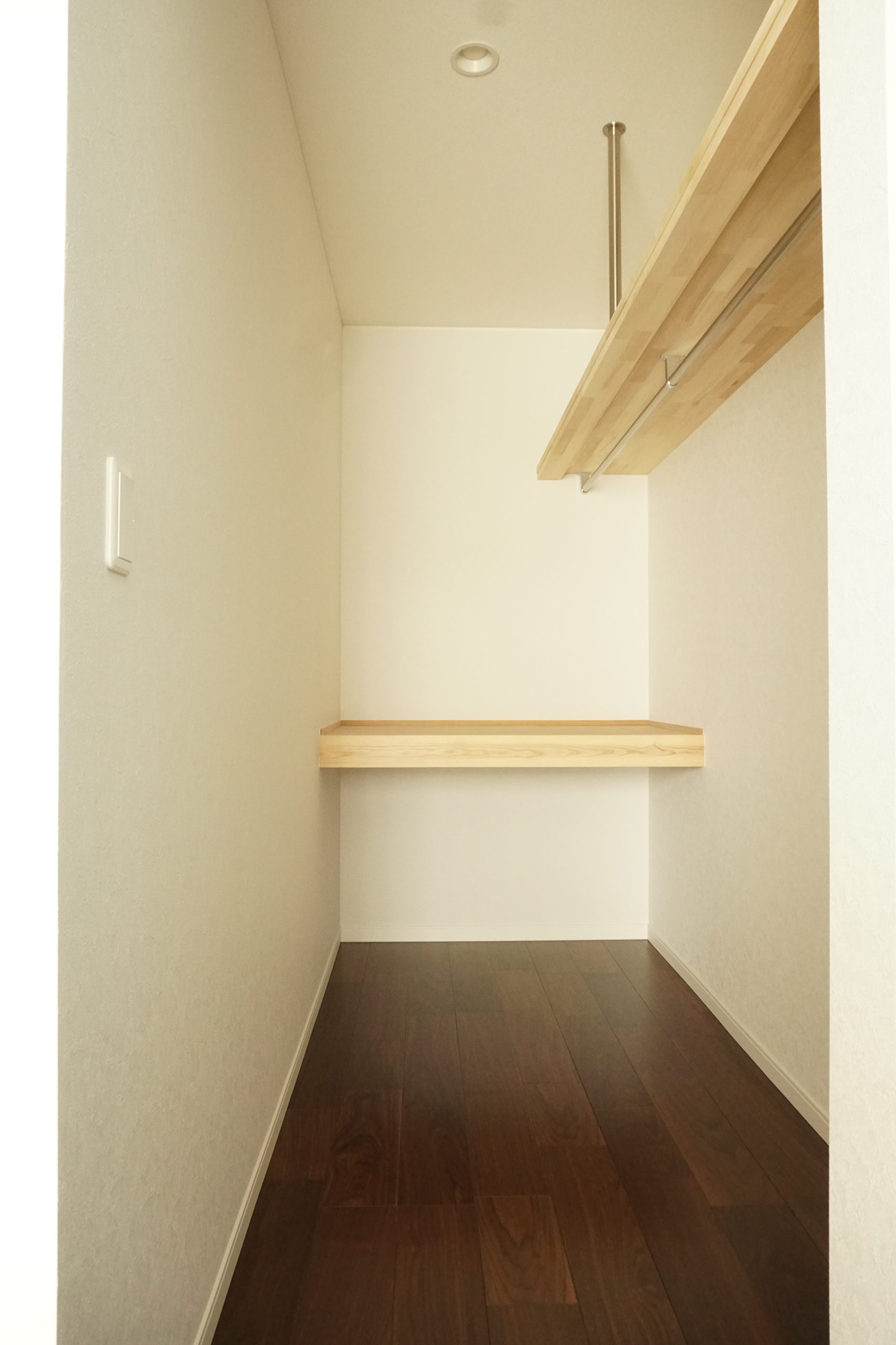 光の差し込む家のCloset