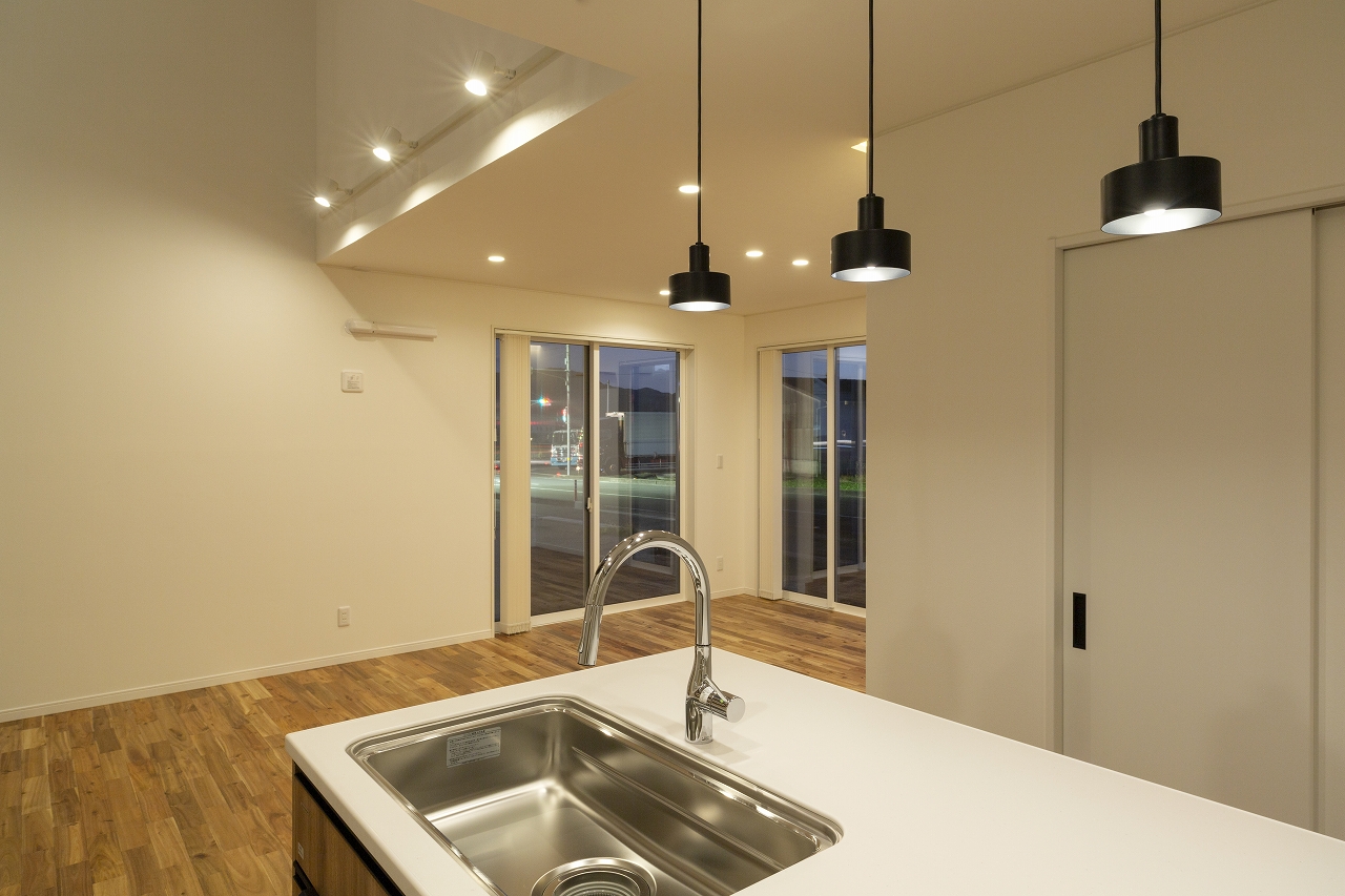 景色を切り取る家のDining Kitchen