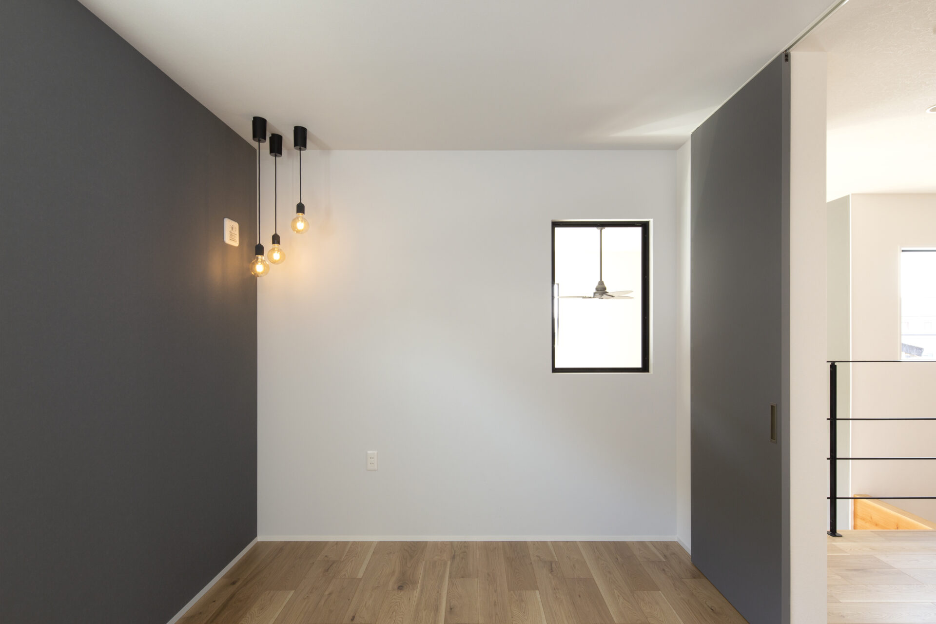 窓際の造作ベンチから景色を眺める家のRooms
