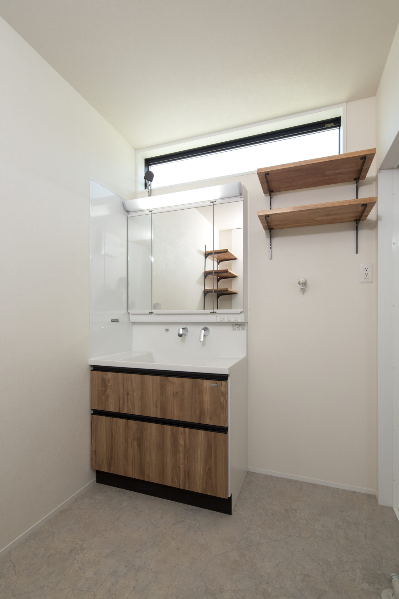 窓際の造作ベンチから景色を眺める家のSanitary