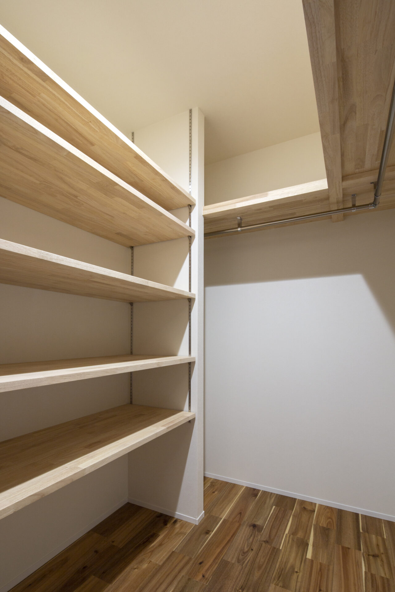 窓際の造作ベンチから景色を眺める家の Walk-in closet
