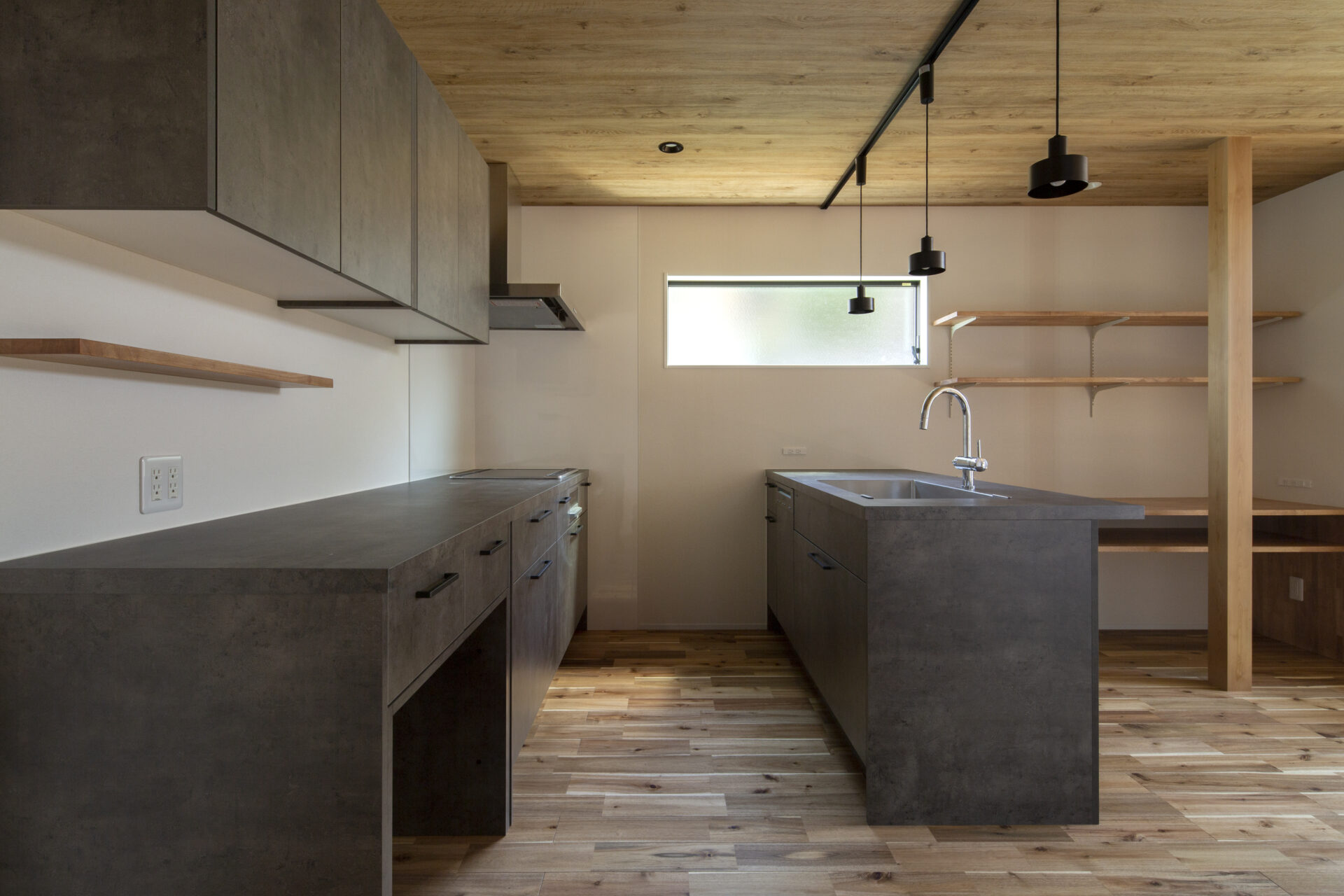 窓際の造作ベンチから景色を眺める家のKitchen