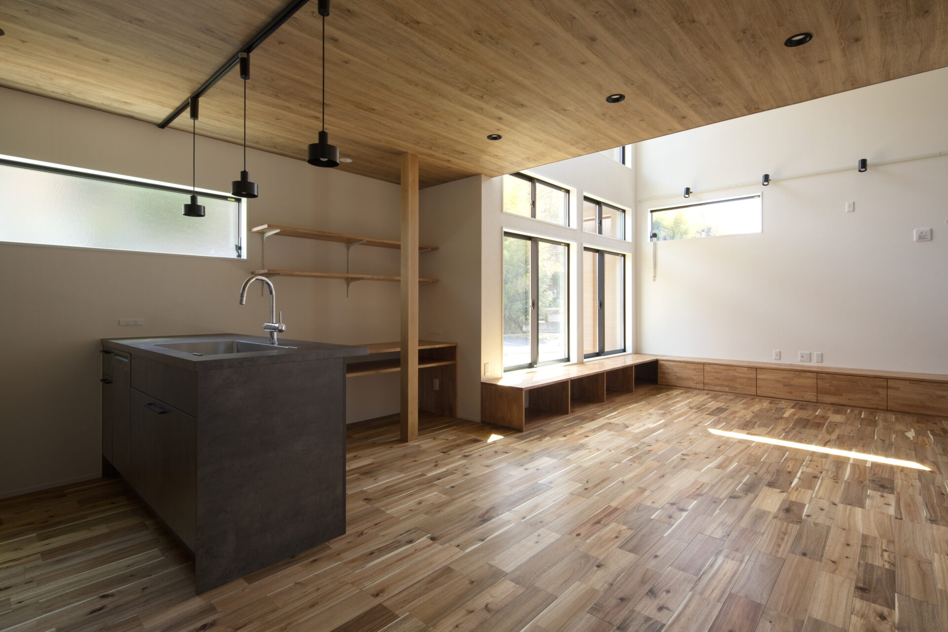 窓際の造作ベンチから景色を眺める家のLiving Room
