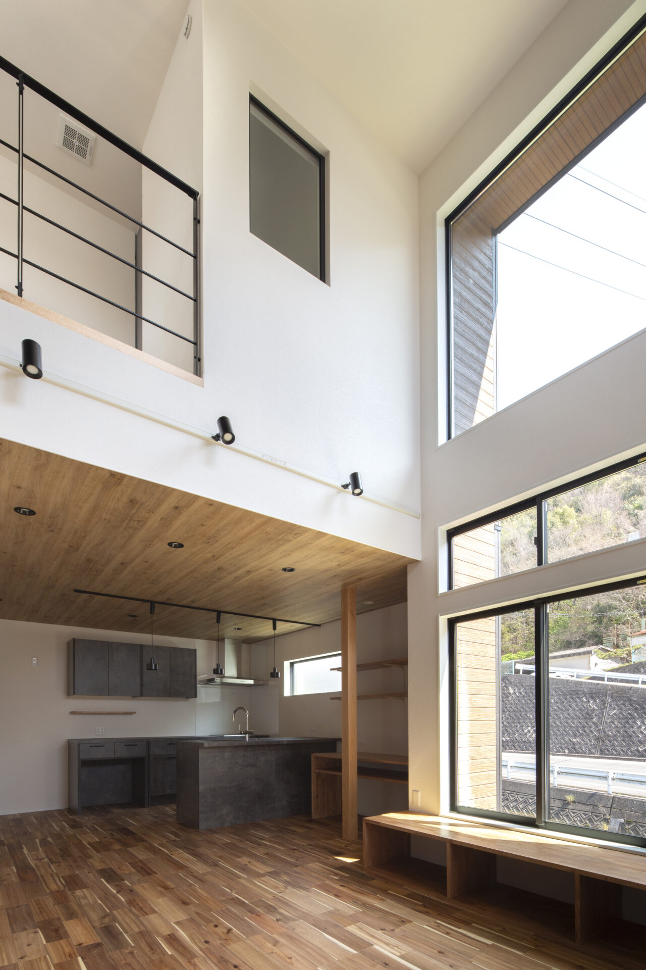 窓際の造作ベンチから景色を眺める家のDining Kitchen