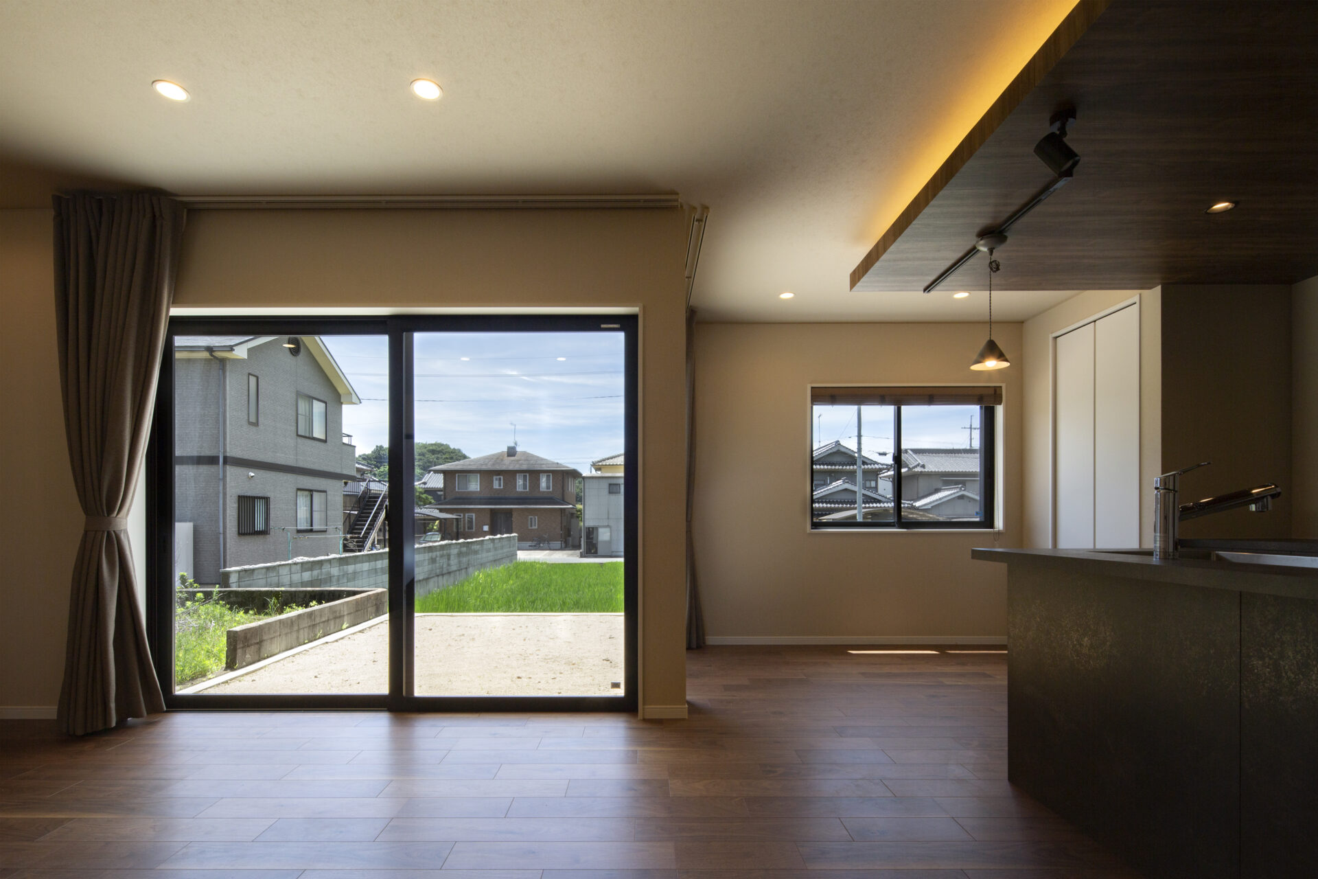 広がりと落ち着きのある家のLiving