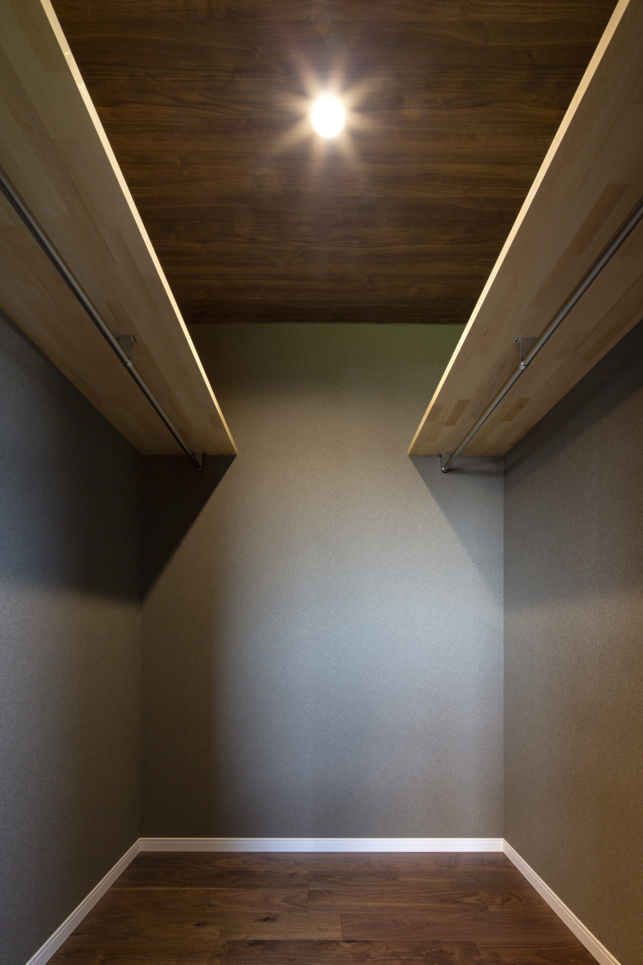 広がりと落ち着きのある家のWalk-in closet