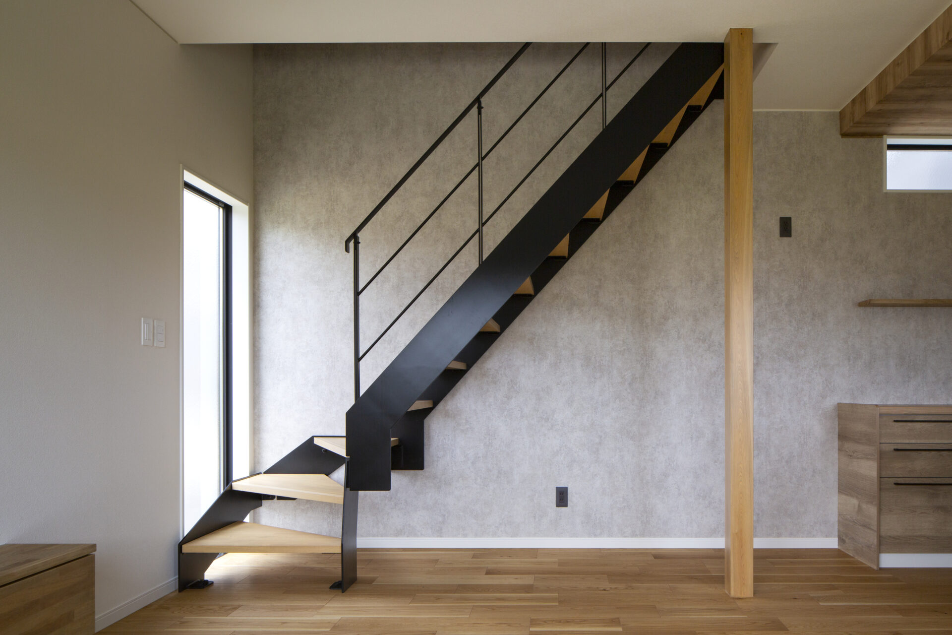 四季を感じるランドリーハウスの Stairs