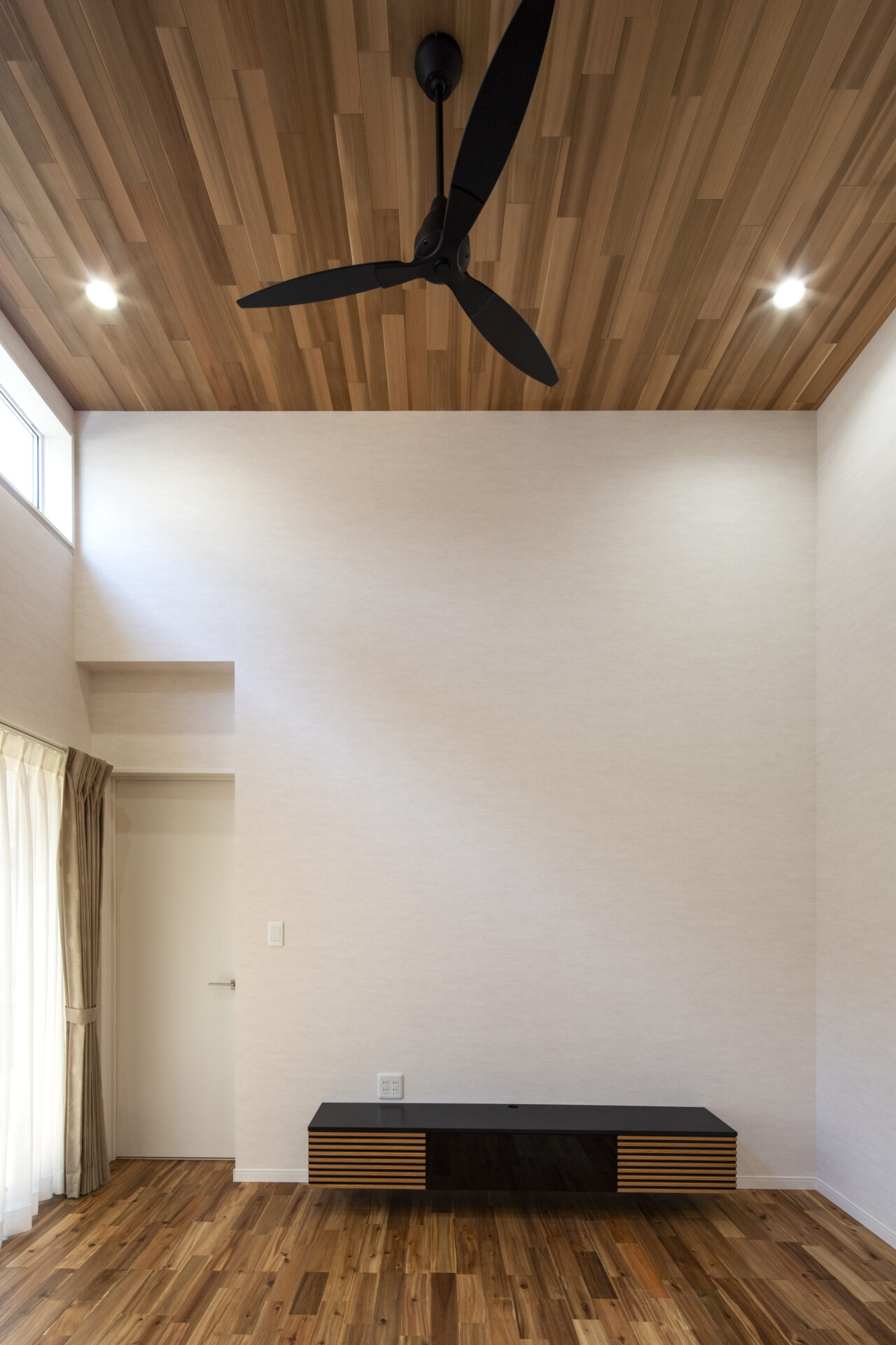 公園が広がるグレージュハウスのLiving Room