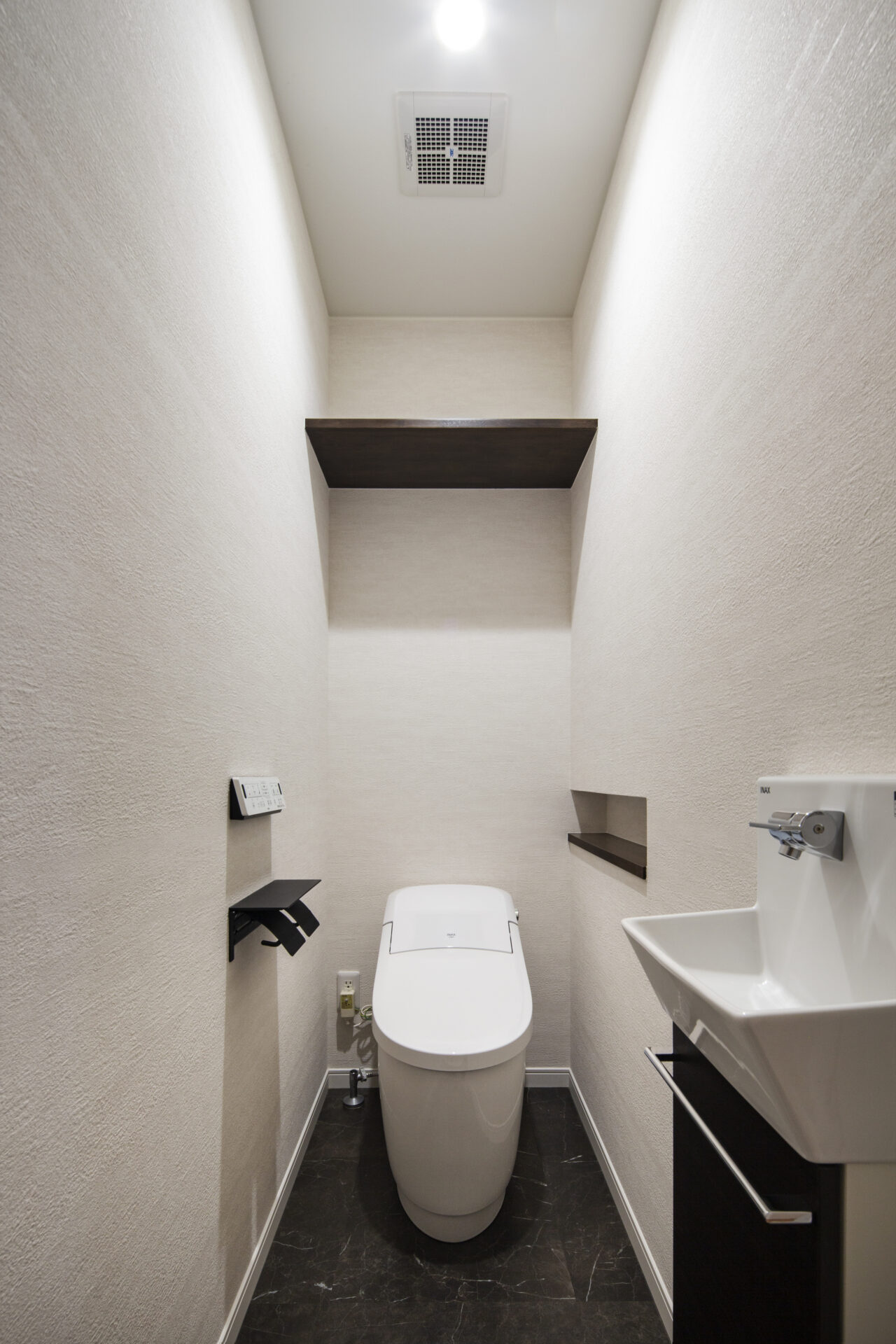 公園が広がるグレージュハウスのToilet