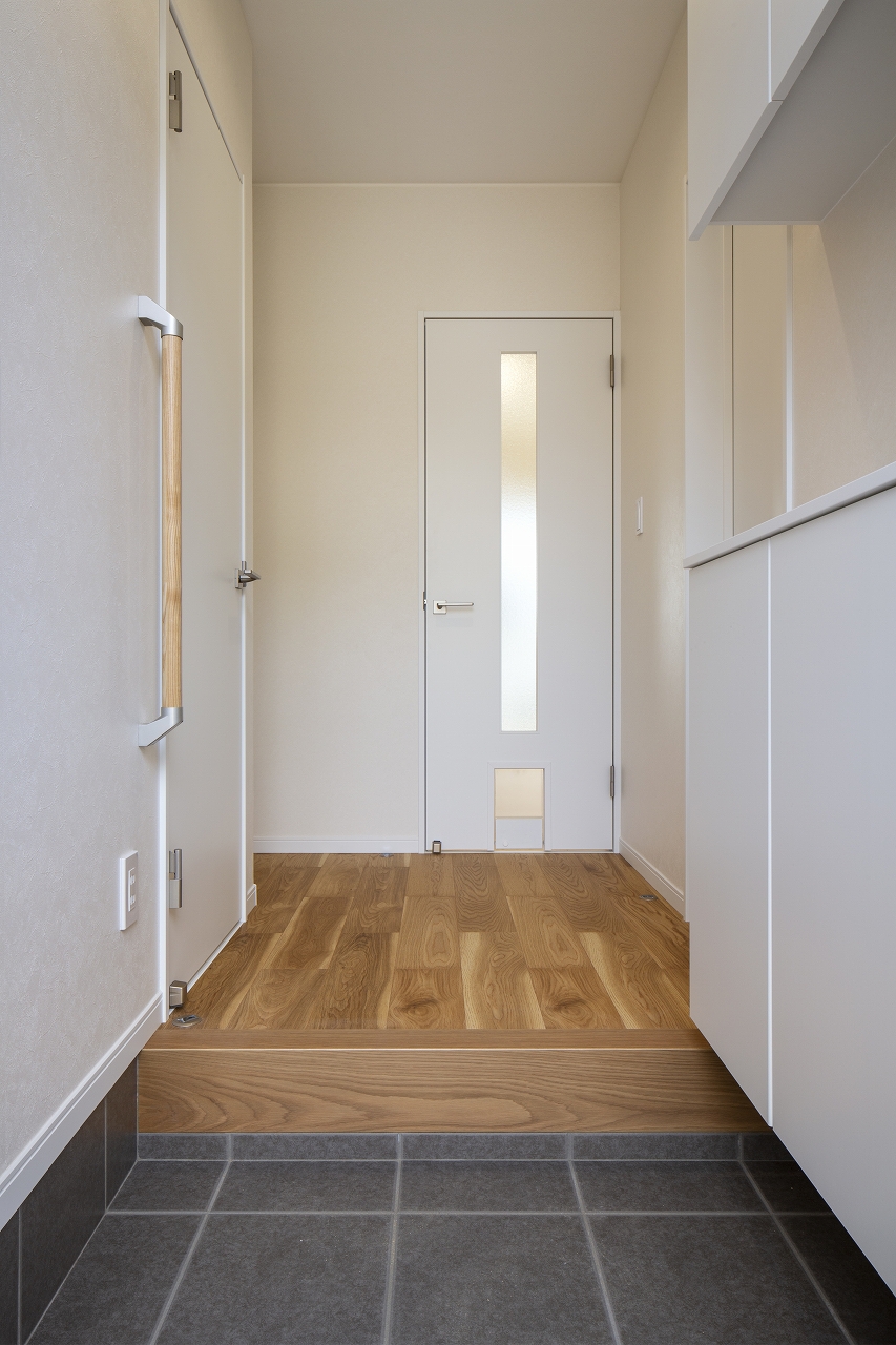 中庭を囲み2世帯がつながるシンプルハウスのEntrance