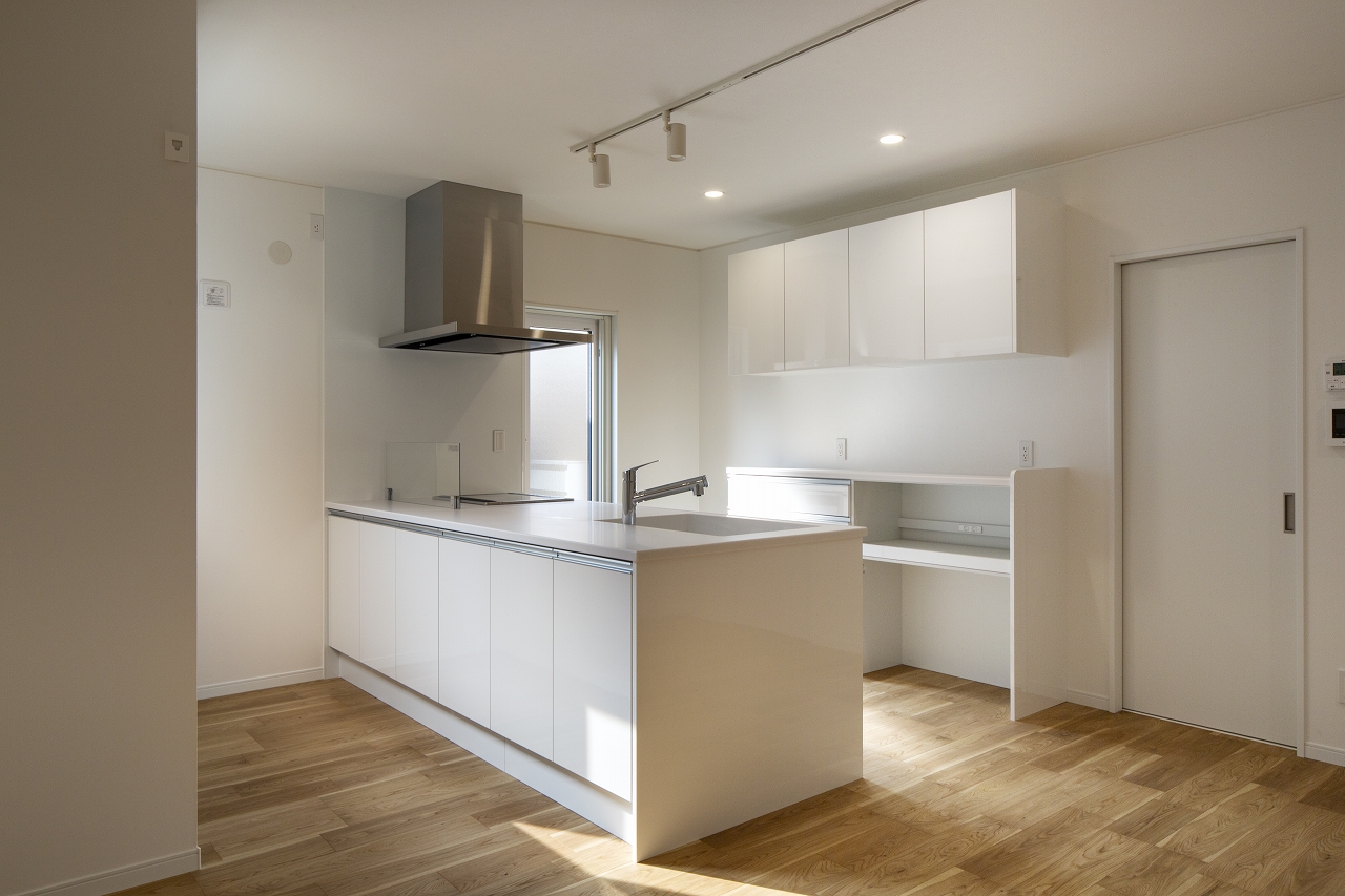 中庭を囲み2世帯がつながるシンプルハウスのDining Kitchen