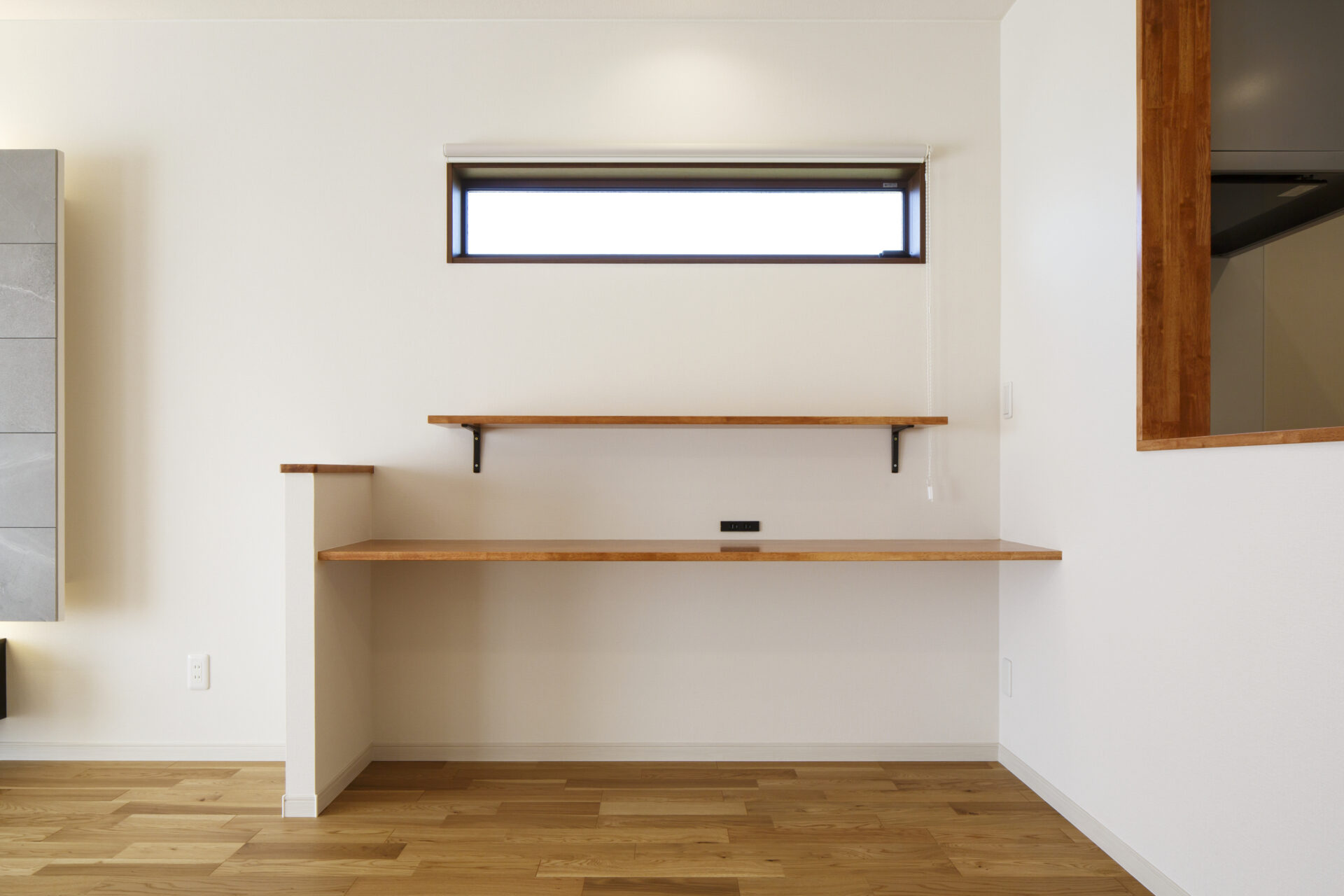 収納たっぷりナチュラルモダンな家のCounter  desk