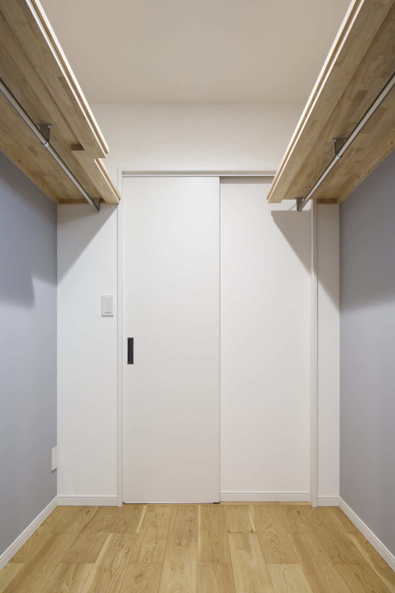 シックな佇まいのナチュラルモダンハウスのWalk-in closet