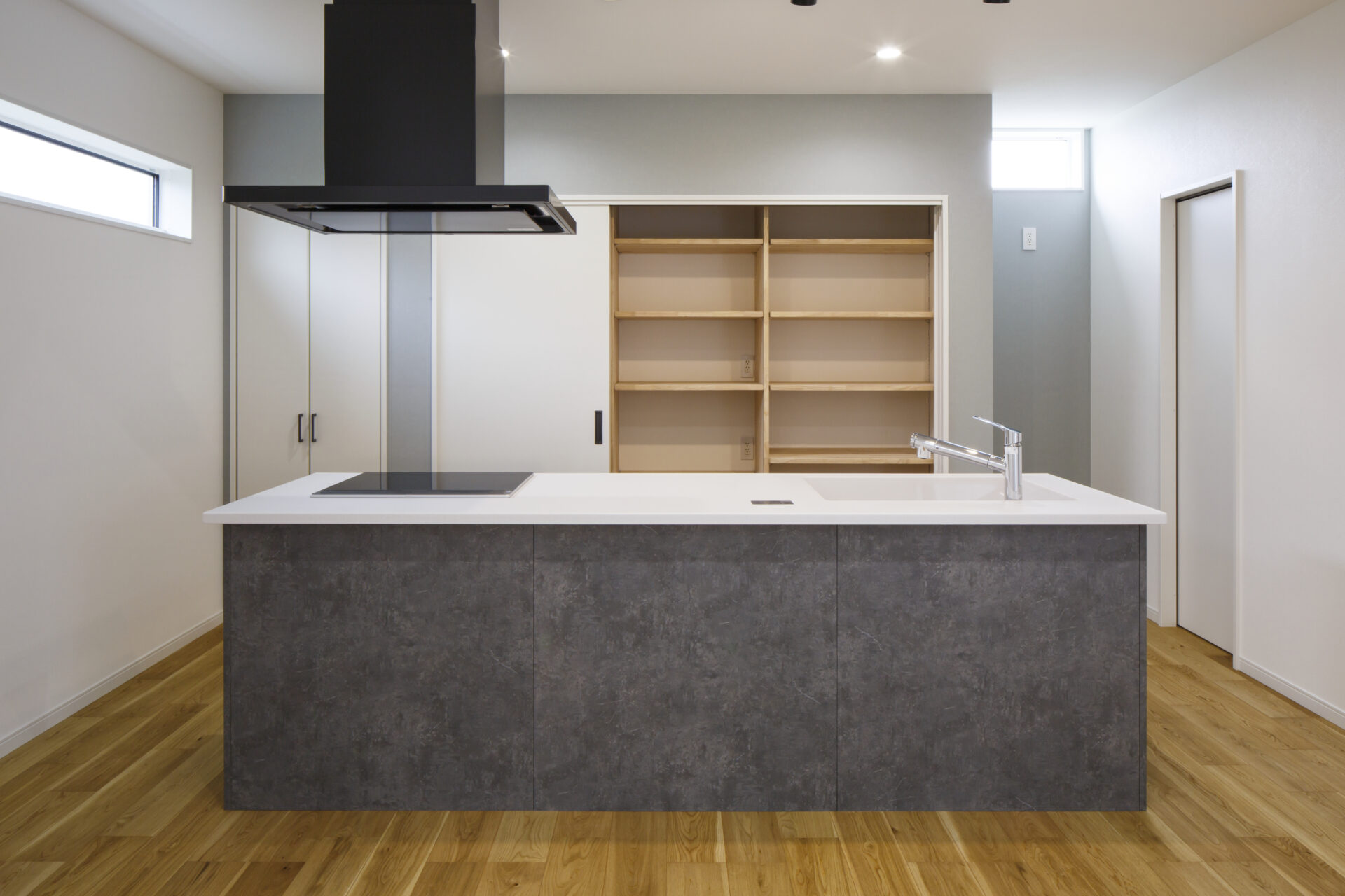 シックな佇まいのナチュラルモダンハウスのKitchen