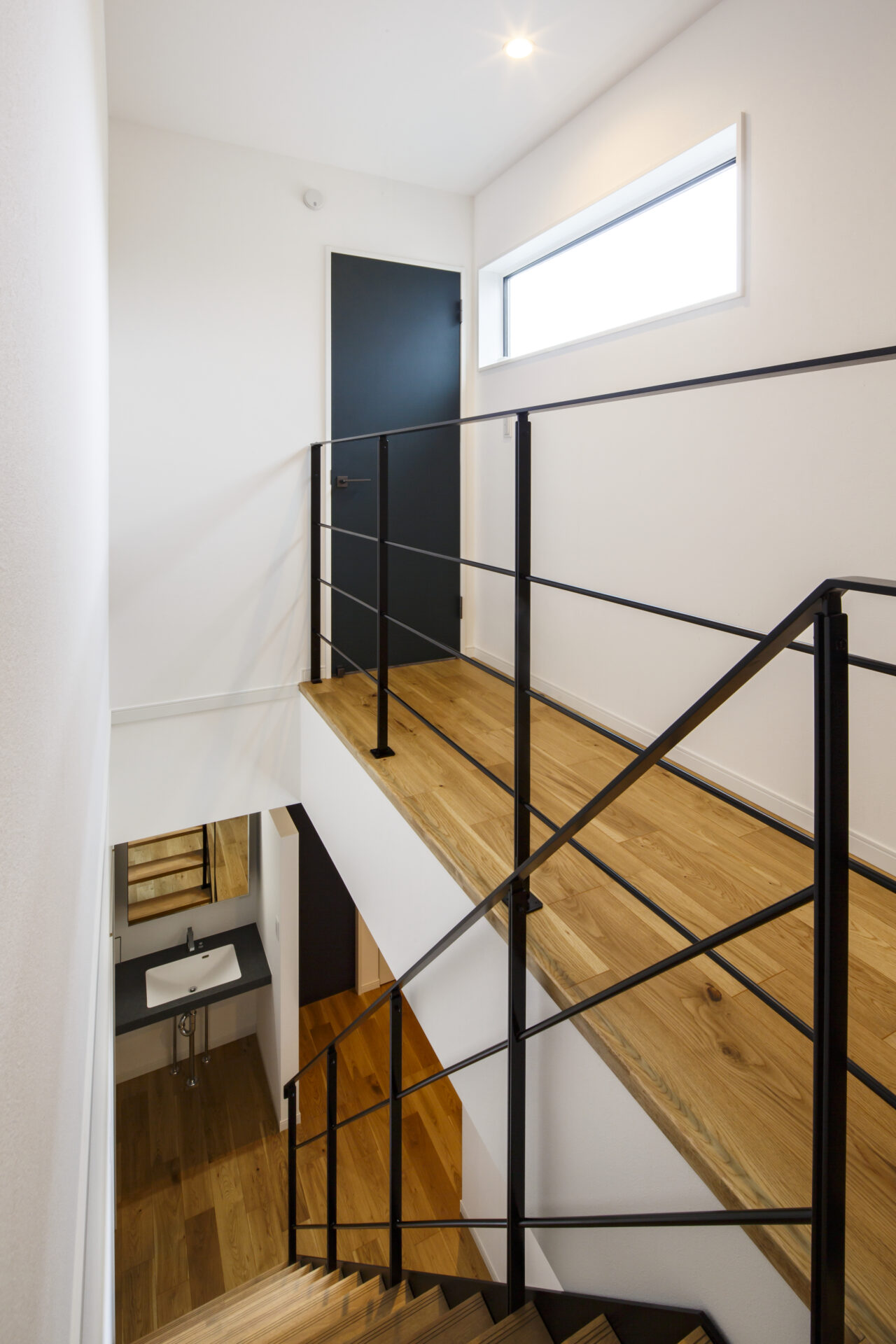 シックな佇まいのナチュラルモダンハウスのStairs