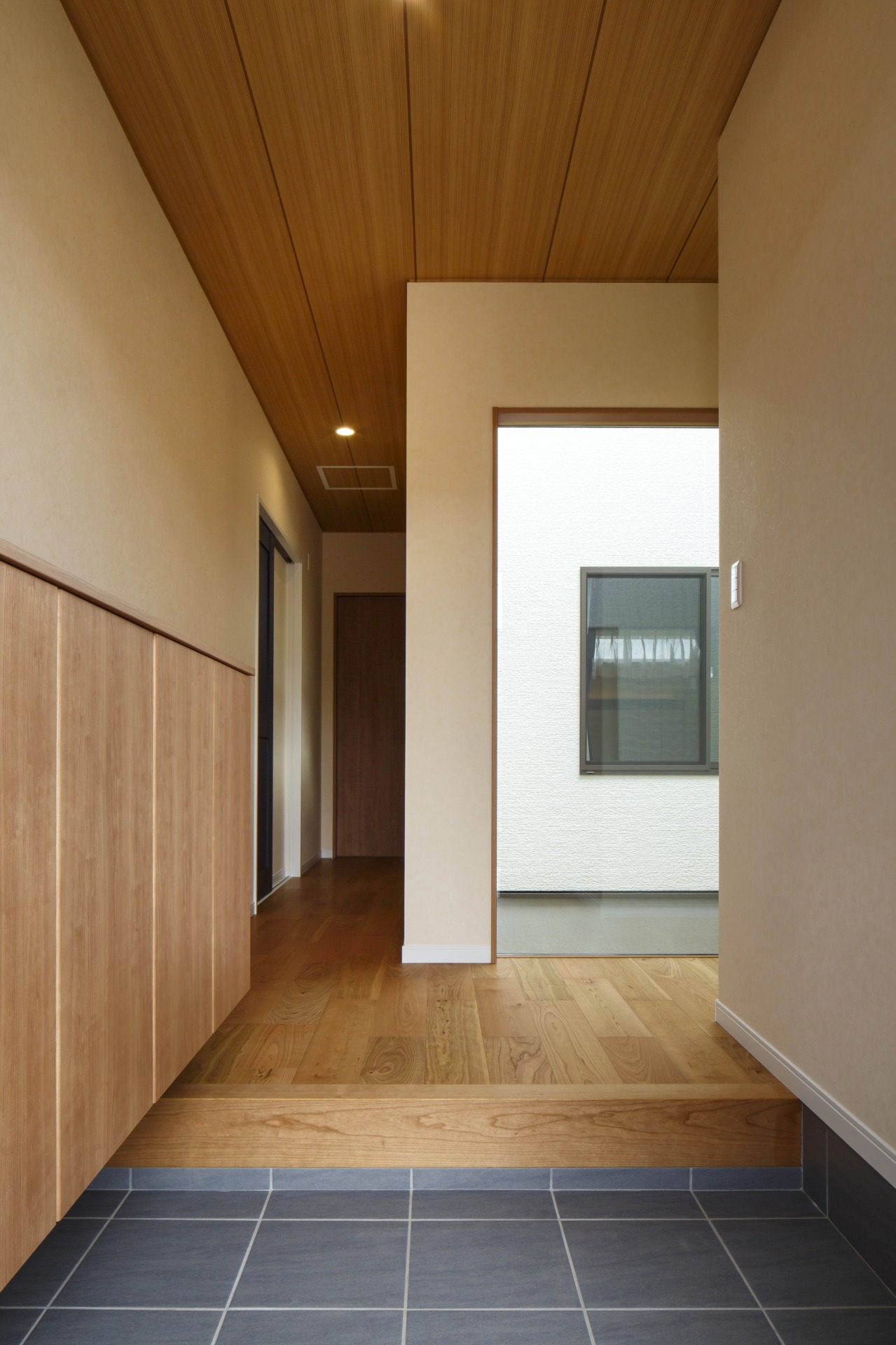 平屋×中庭×ガレージの家のEntrance