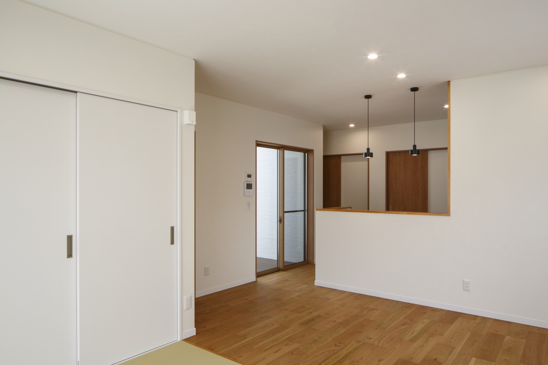 平屋×中庭×ガレージの家のLiving Room