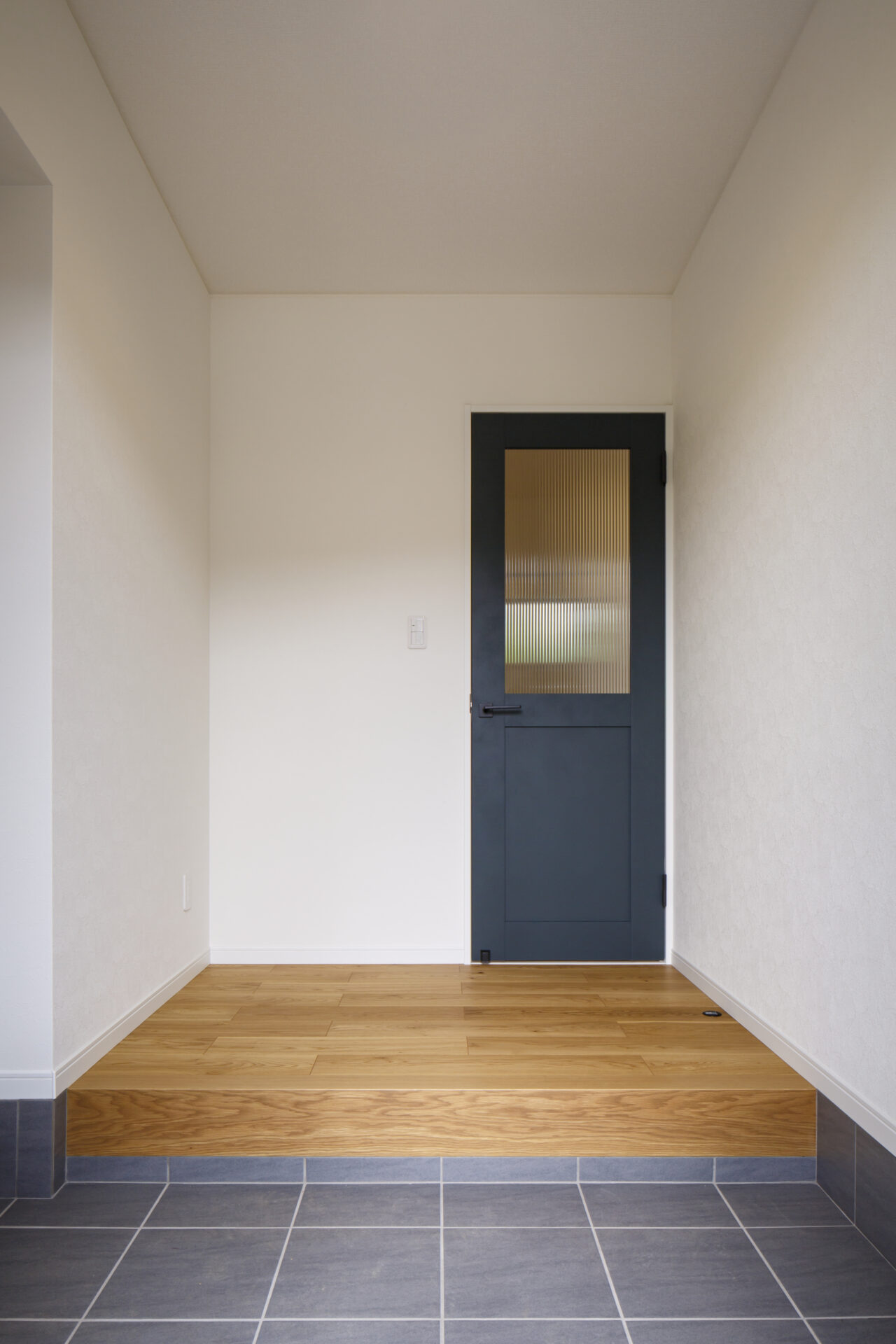 階段へ続くテレビボードのある家のEntrance