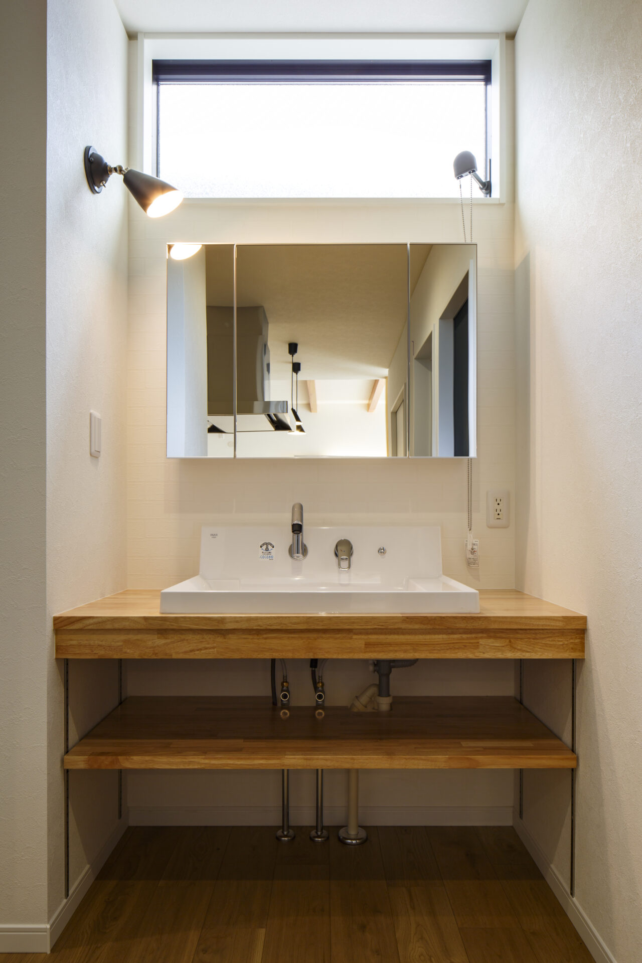 階段へ続くテレビボードのある家のSanitary