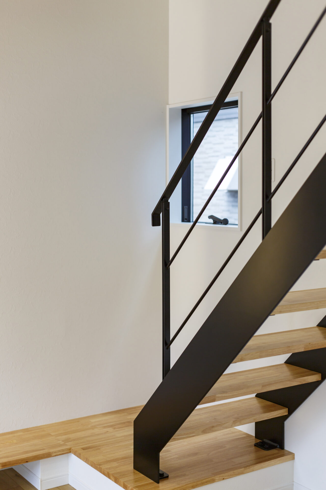 階段へ続くテレビボードのある家のStairs