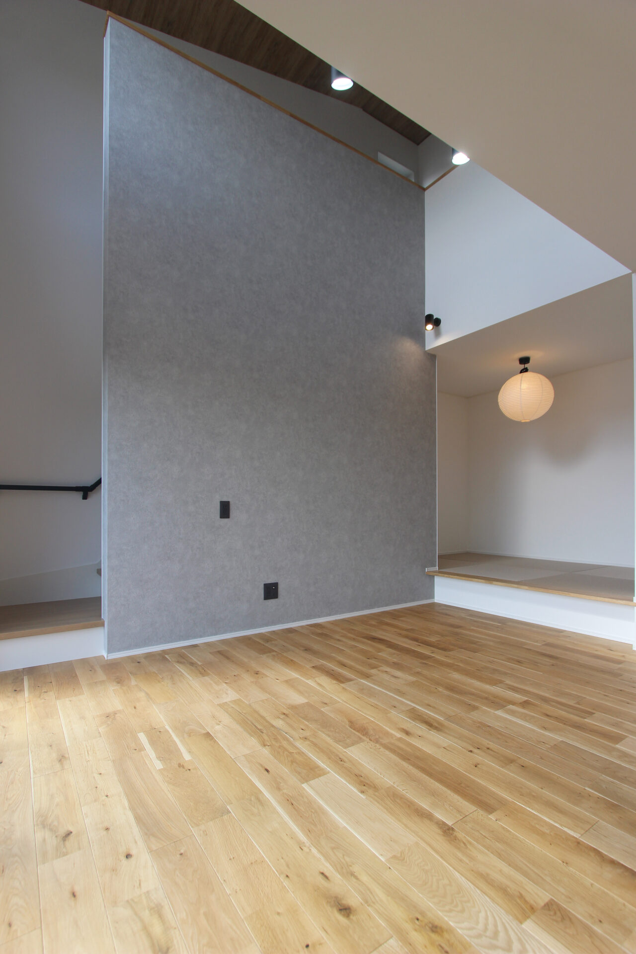 高台に佇む四角い家のLiving Room