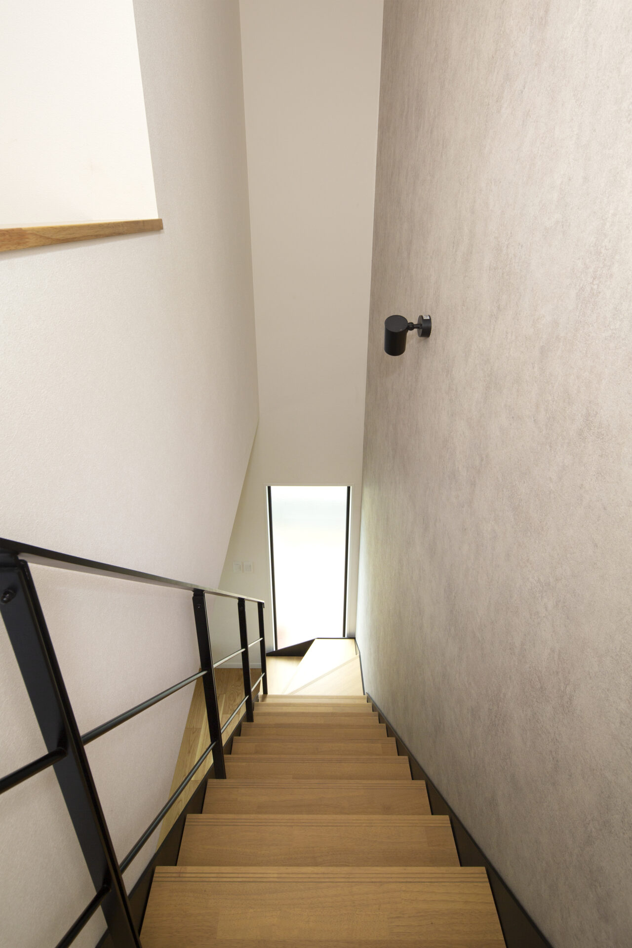 福山市の注文住宅｜今井住建の施工事例ギャラリー「階段のアクセントクロスは空間を広くみせてくれますね」