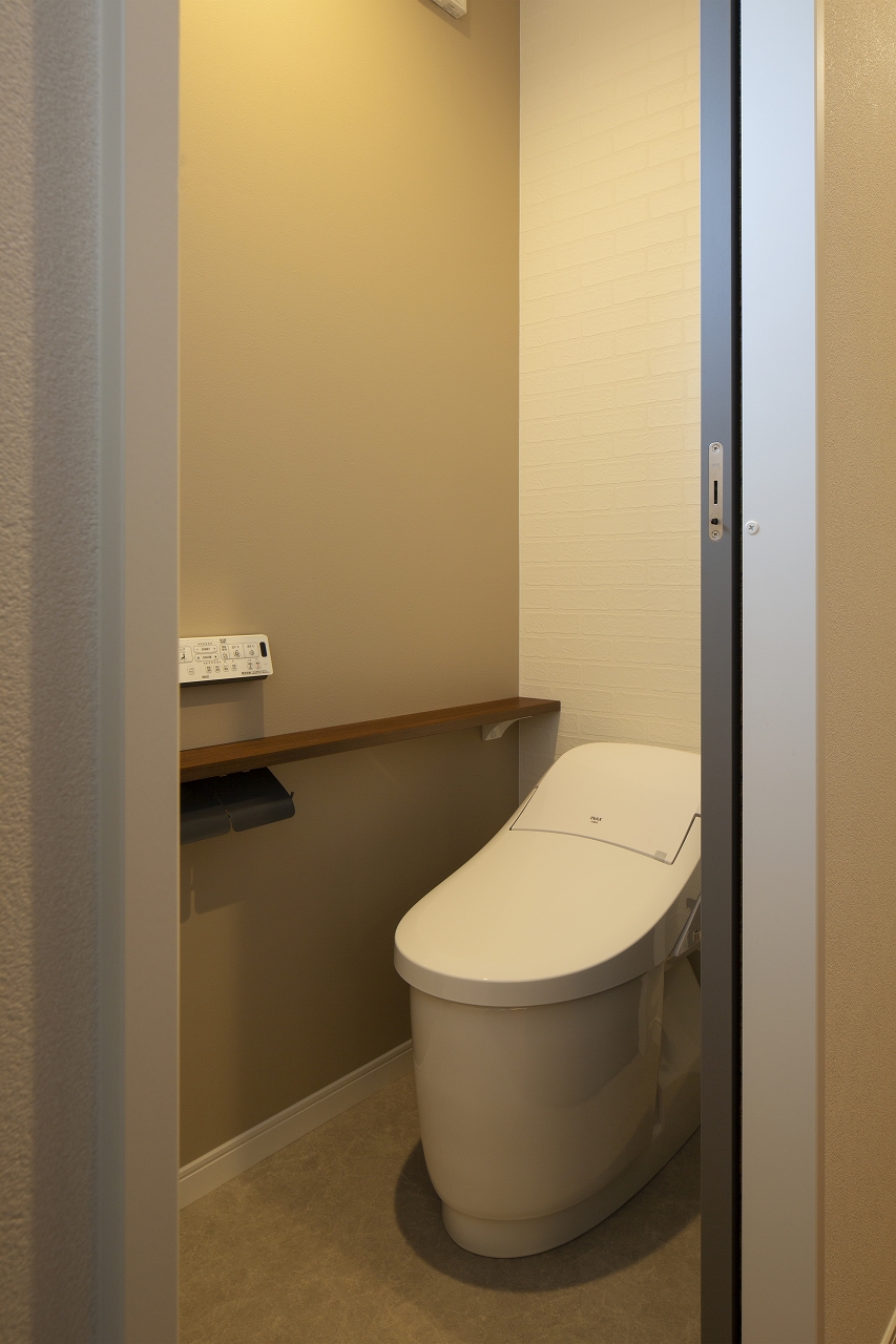 福山市の注文住宅｜今井住建の施工事例ギャラリー「トイレ横は棚があると便利ですよね」