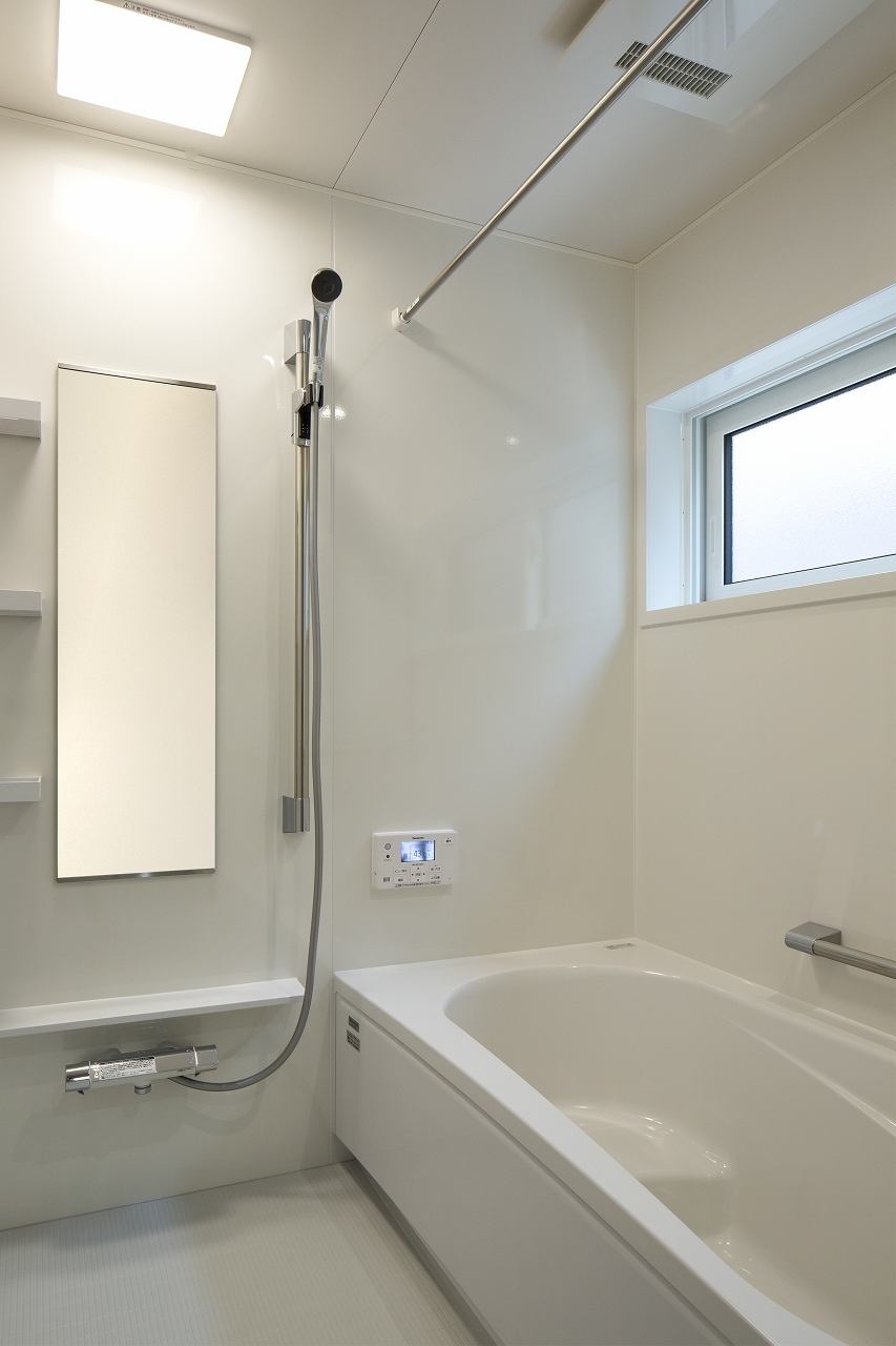 福山市の注文住宅｜今井住建の施工事例ギャラリー「白で統一された清潔感のあるお風呂」