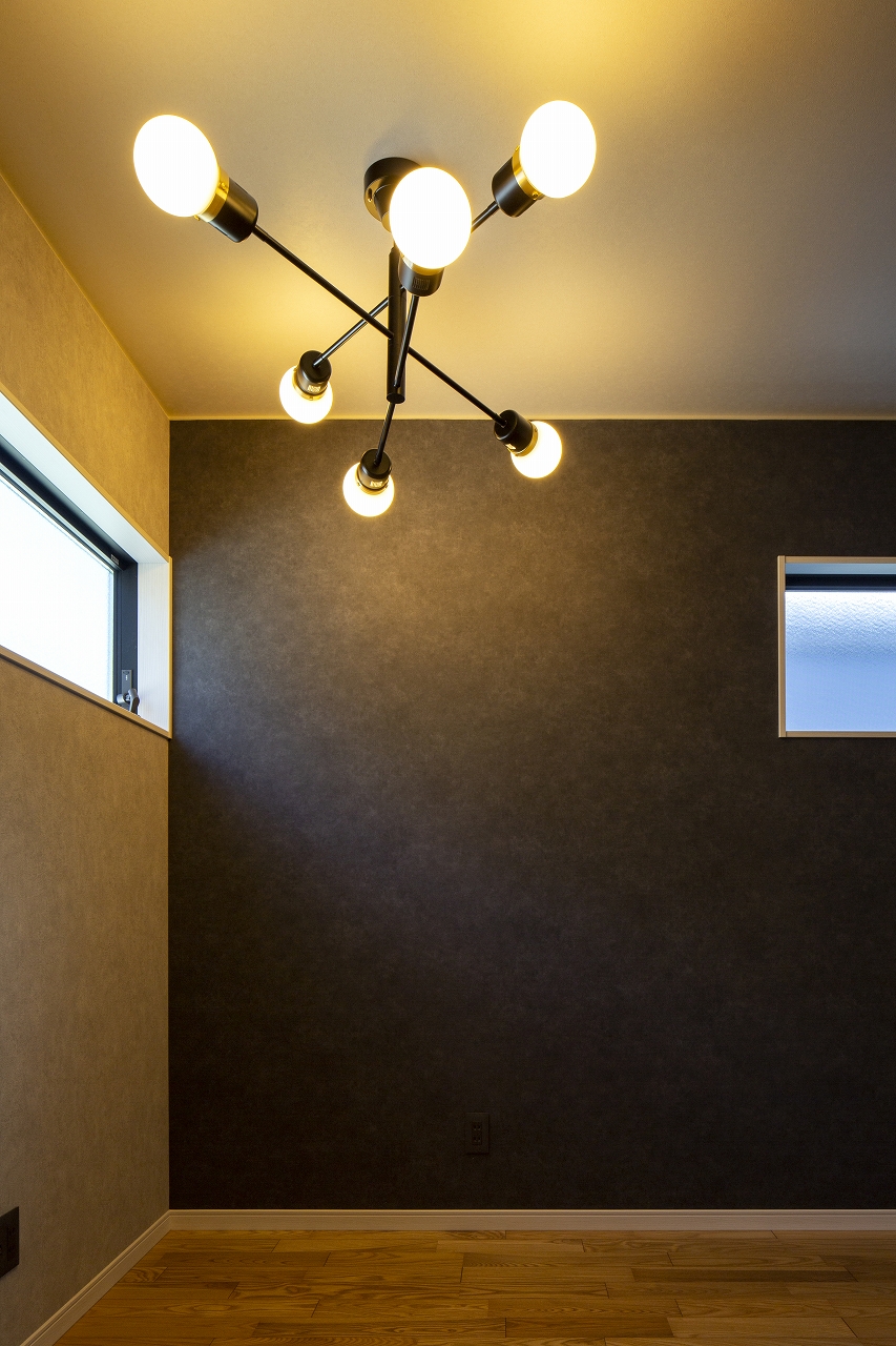 福山市の注文住宅｜今井住建の施工事例ギャラリー「天井を高く見せる照明はこれ」