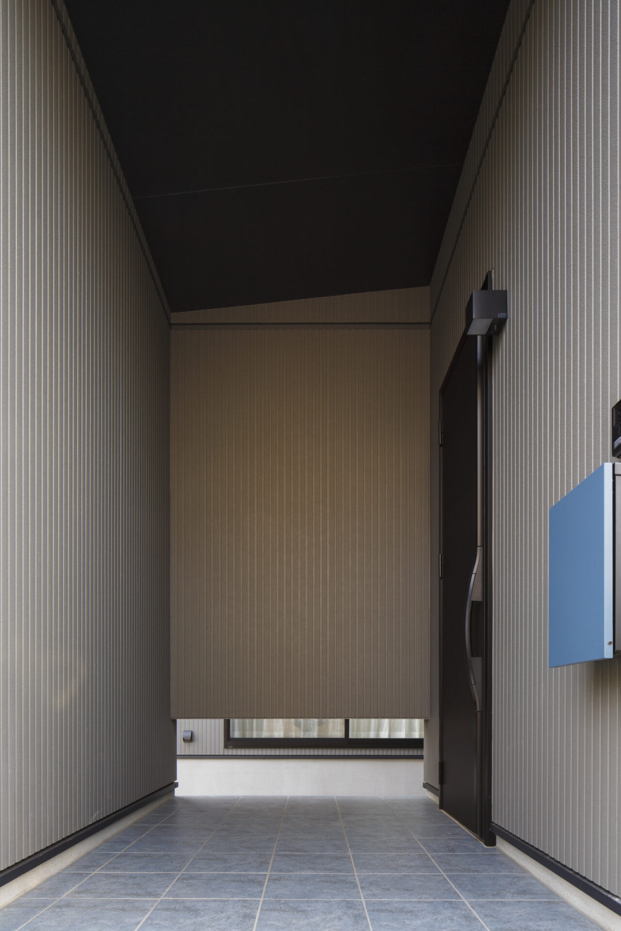 福山市の注文住宅｜今井住建の施工事例ギャラリー「三方壁に囲まれた玄関ポーチ」