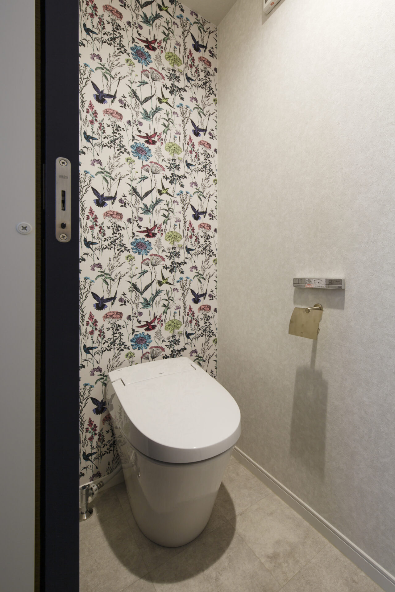 福山市の注文住宅｜今井住建の施工事例ギャラリー「トイレはリクシル・サティスSタイプ。花柄のクロスで楽しい空間に。」