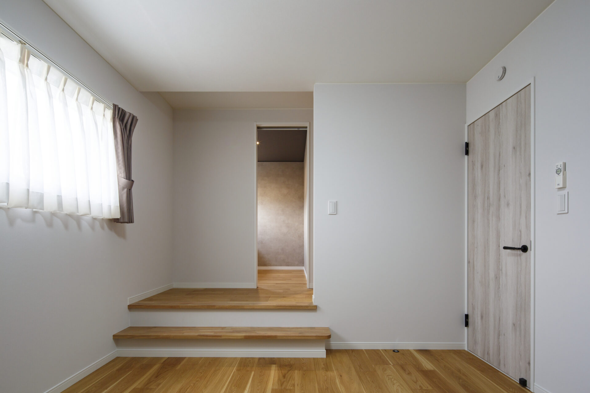 福山市の注文住宅｜今井住建の施工事例ギャラリー「寝室の奥には、隠れた書斎と、便利なWIC」