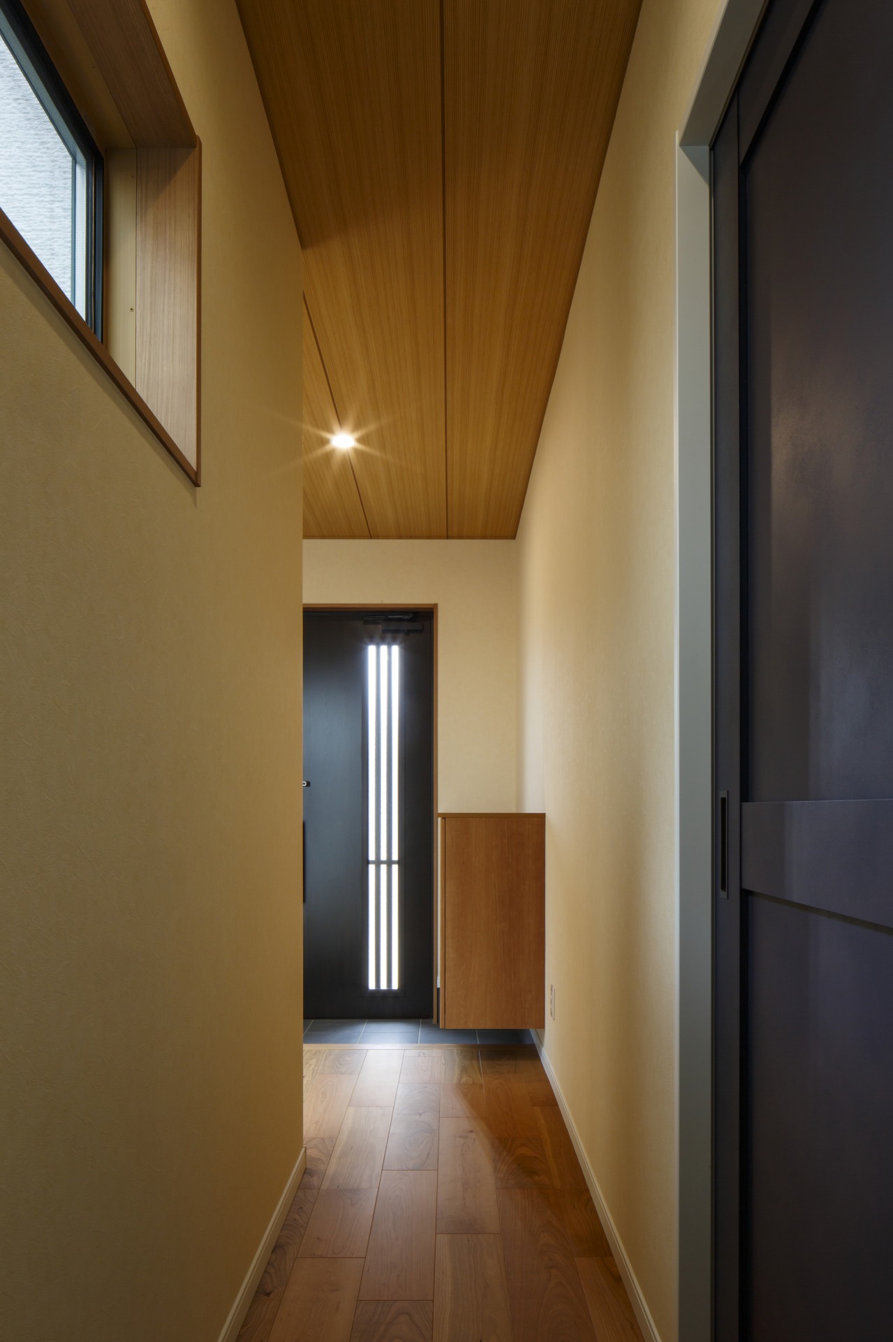 福山市の注文住宅｜今井住建の施工事例ギャラリー「廊下にも中庭からの光が入ります◎」