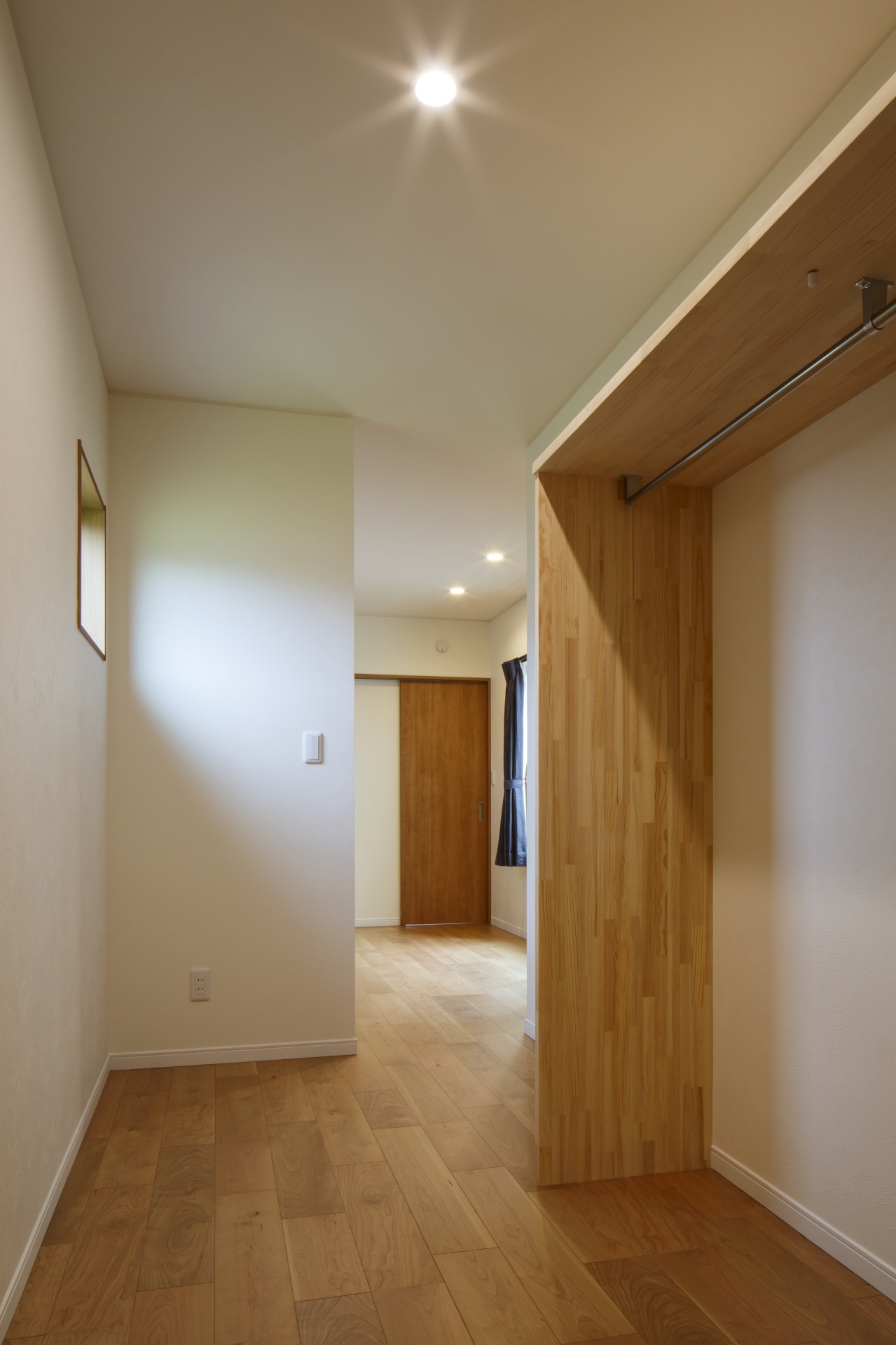 福山市の注文住宅｜今井住建の施工事例ギャラリー「洋室から繋がるWICには壁を取り入れ空間分けを」