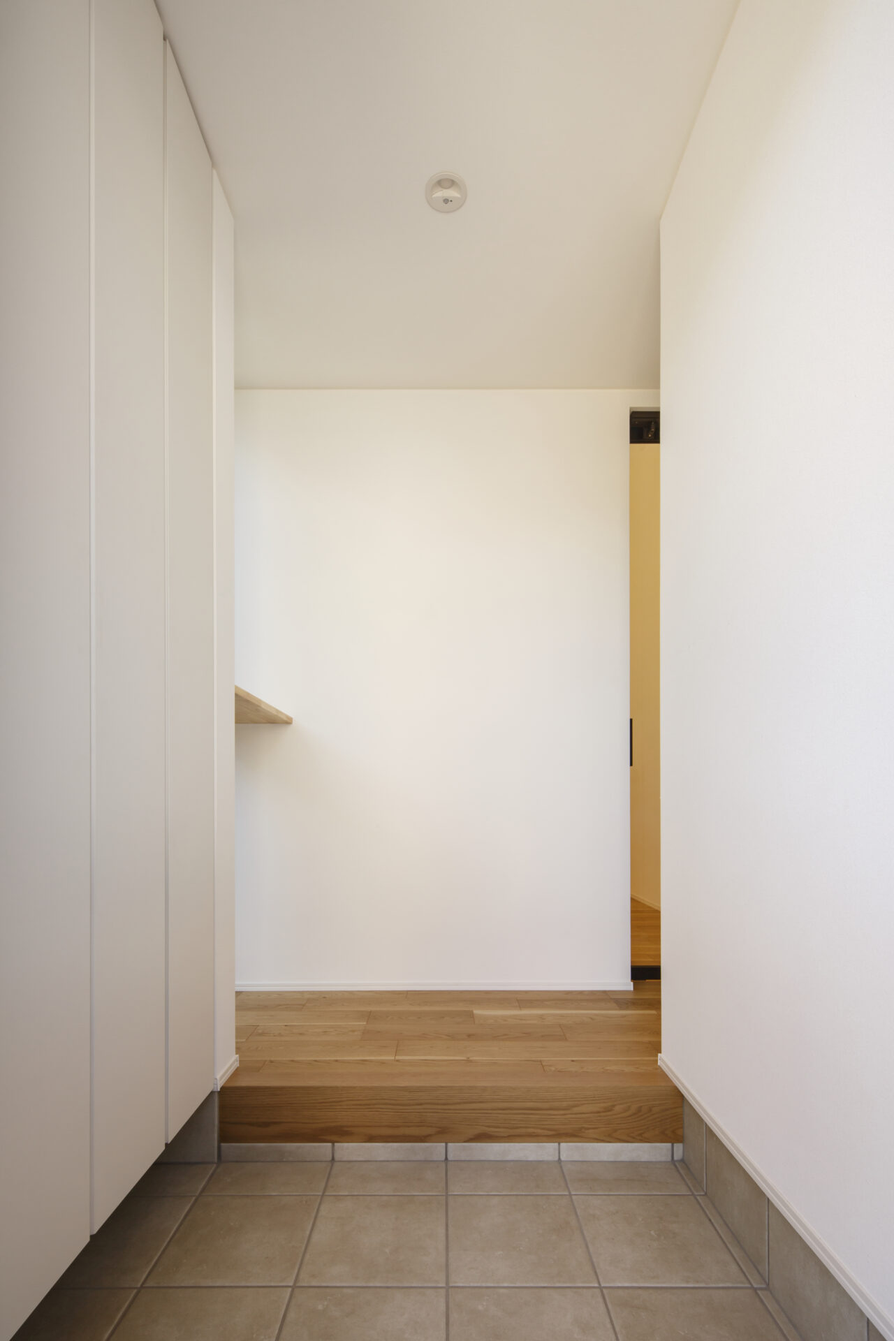 福山市の注文住宅｜今井住建の施工事例ギャラリー「白い玄関は明るく 広い印象に見せてくれます」