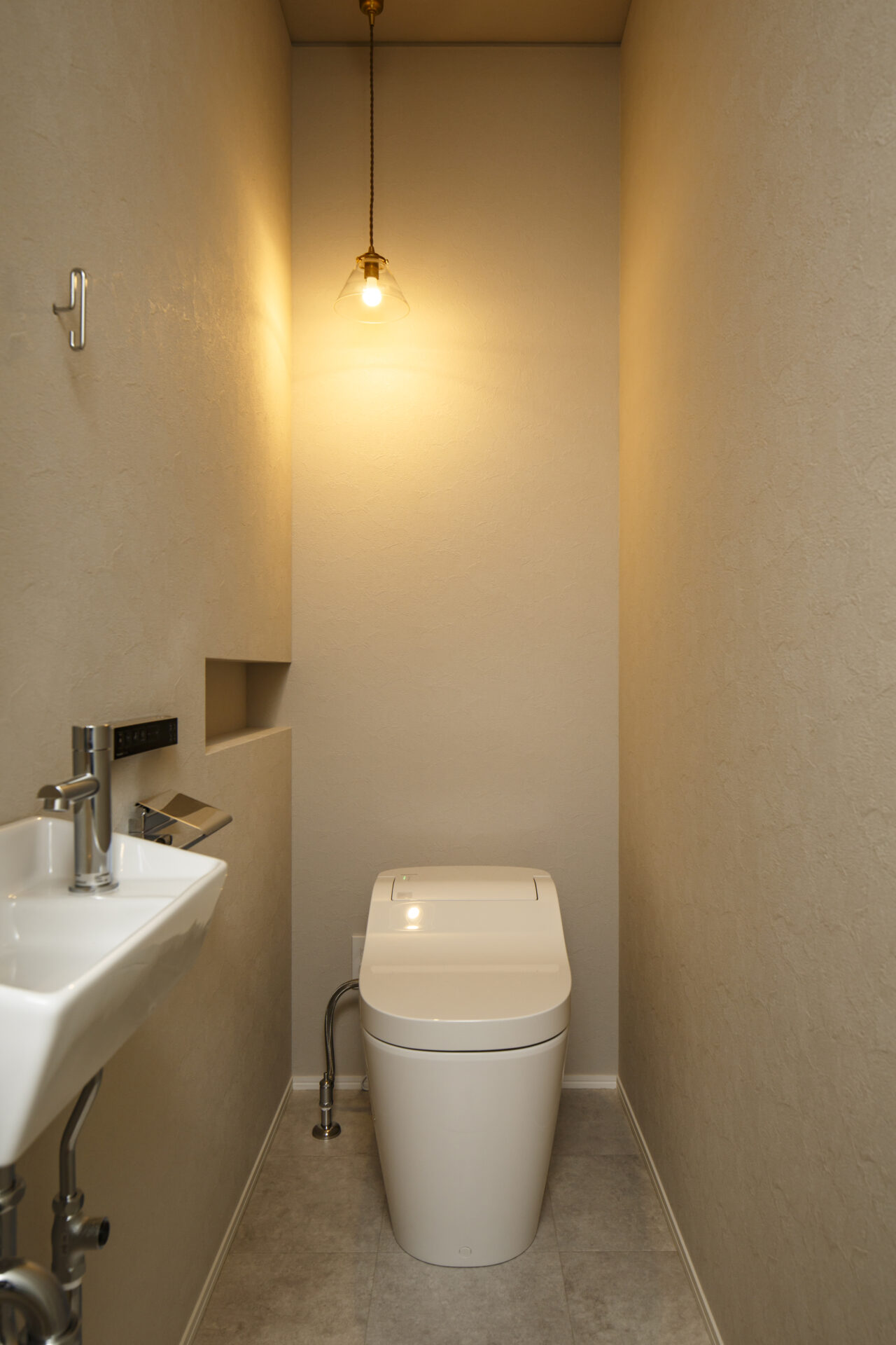 福山市の注文住宅｜今井住建の施工事例ギャラリー「同系色でまとめた落ち着きのあるトイレ」