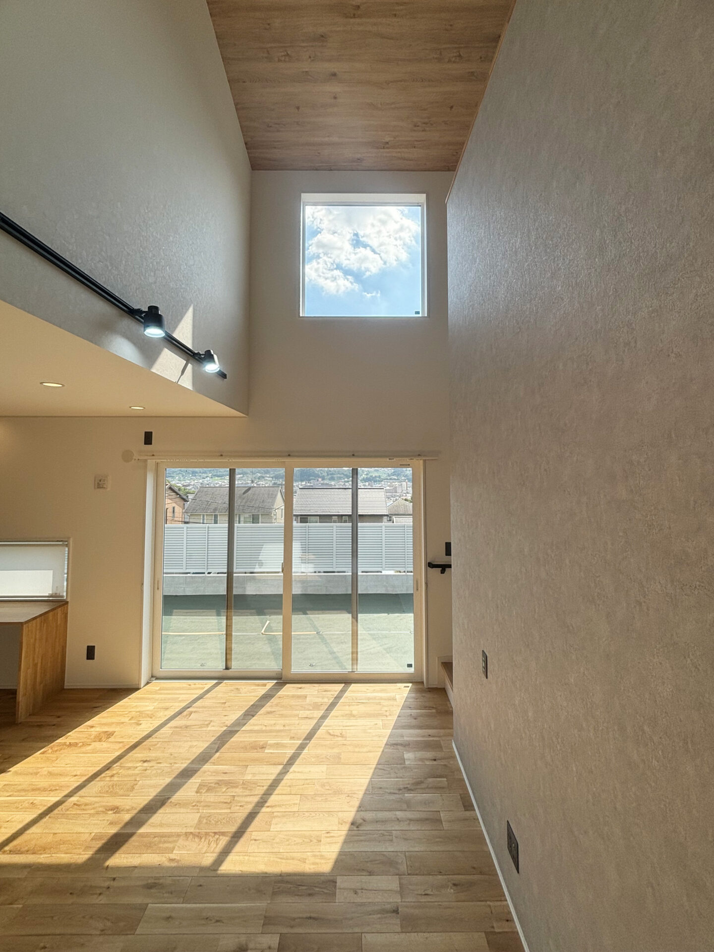 高台に佇む四角い家のLiving Room